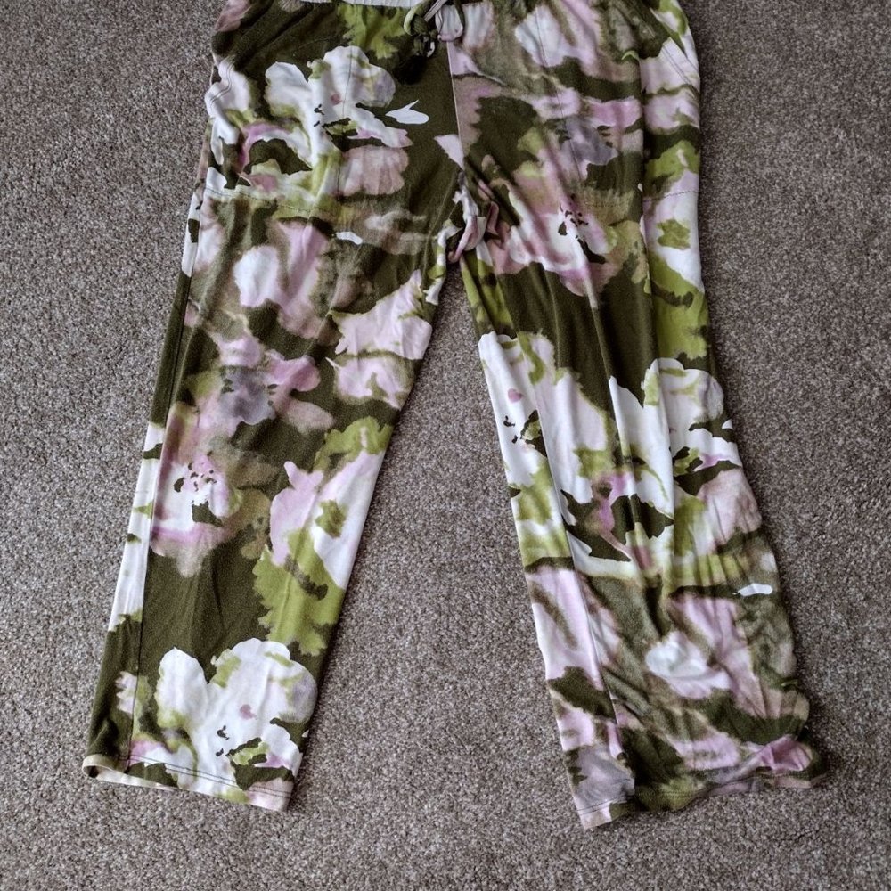 Soft cropped floral pattern pants